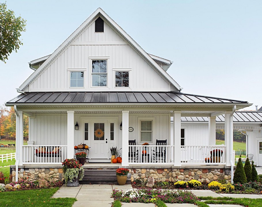 Красивый дом белый стены в деревне