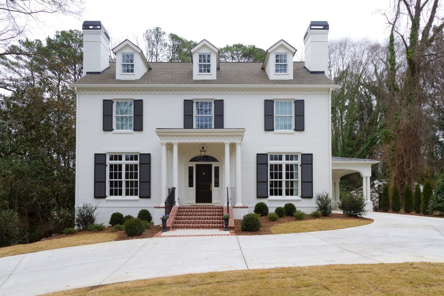 Белый фасад дома