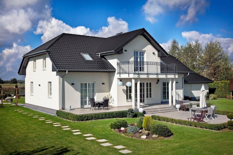 Белый дом с коричневой крышей