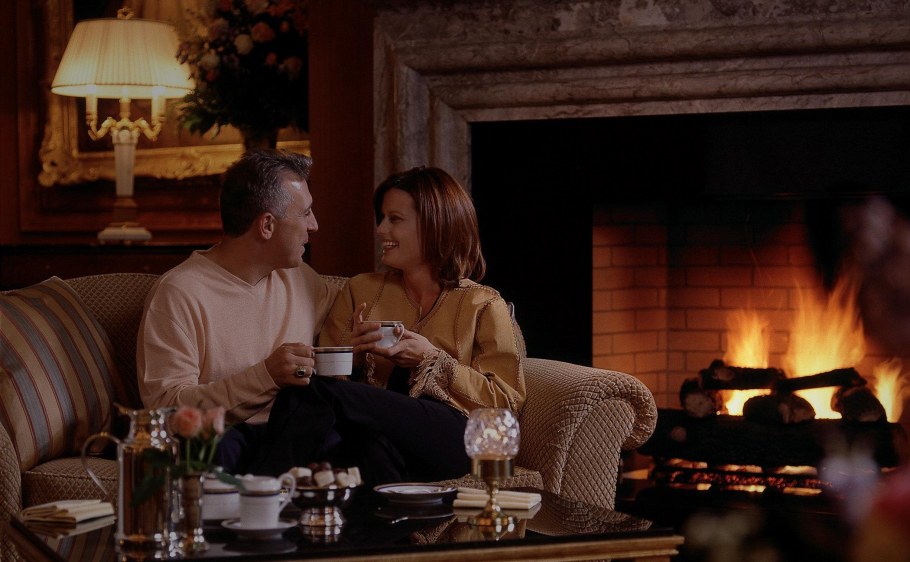 Пара сидит у камина