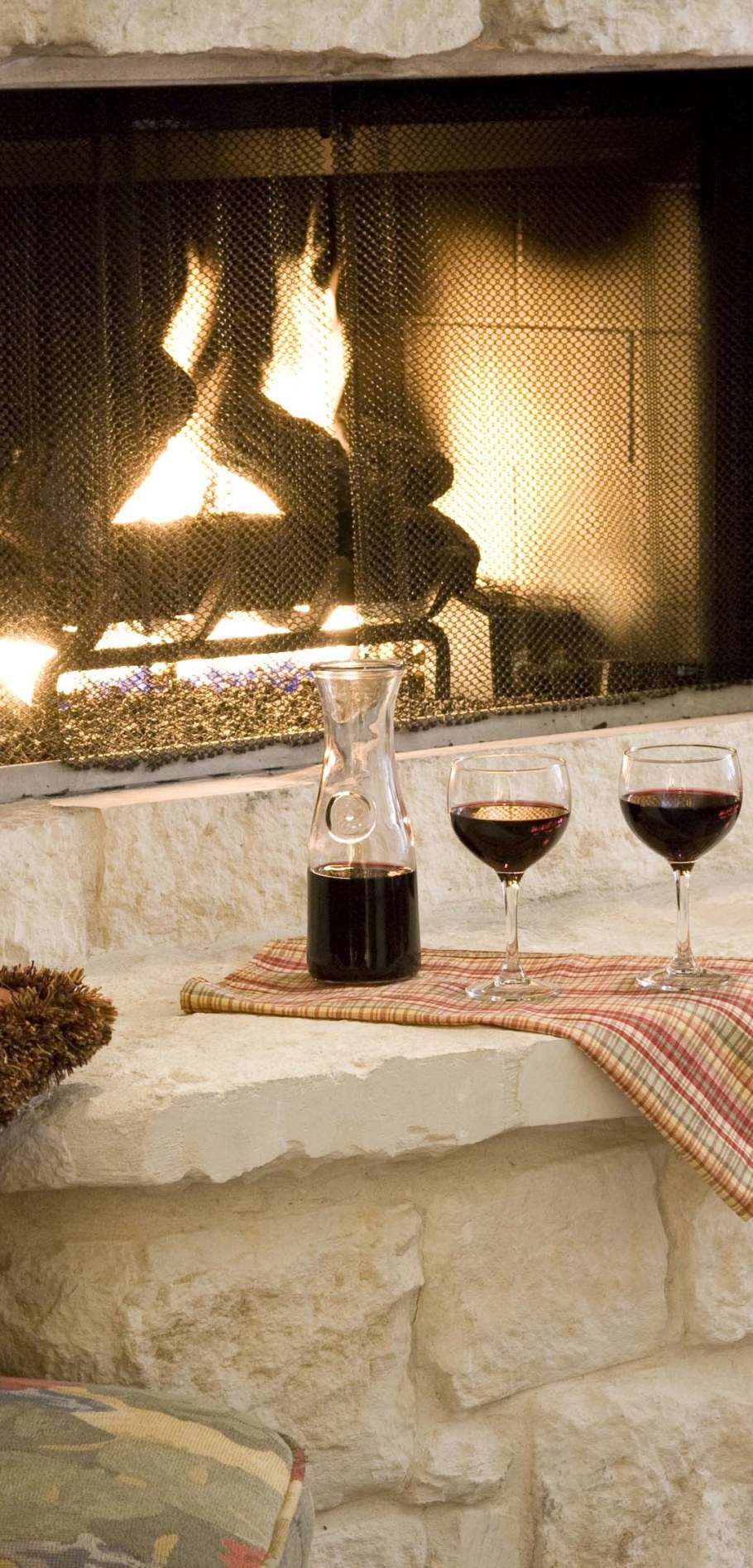 Кровать у камина