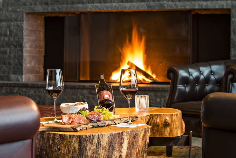 Ужин в ресторане с камином