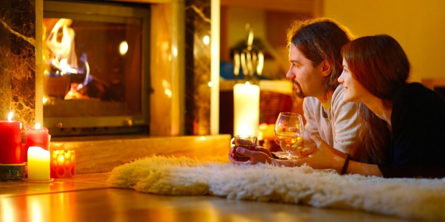 Уютный уголок с камином