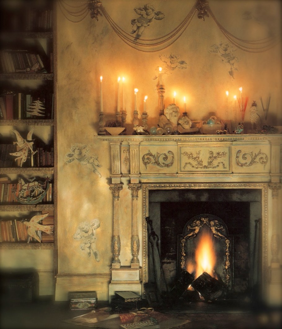 Спальня с камином