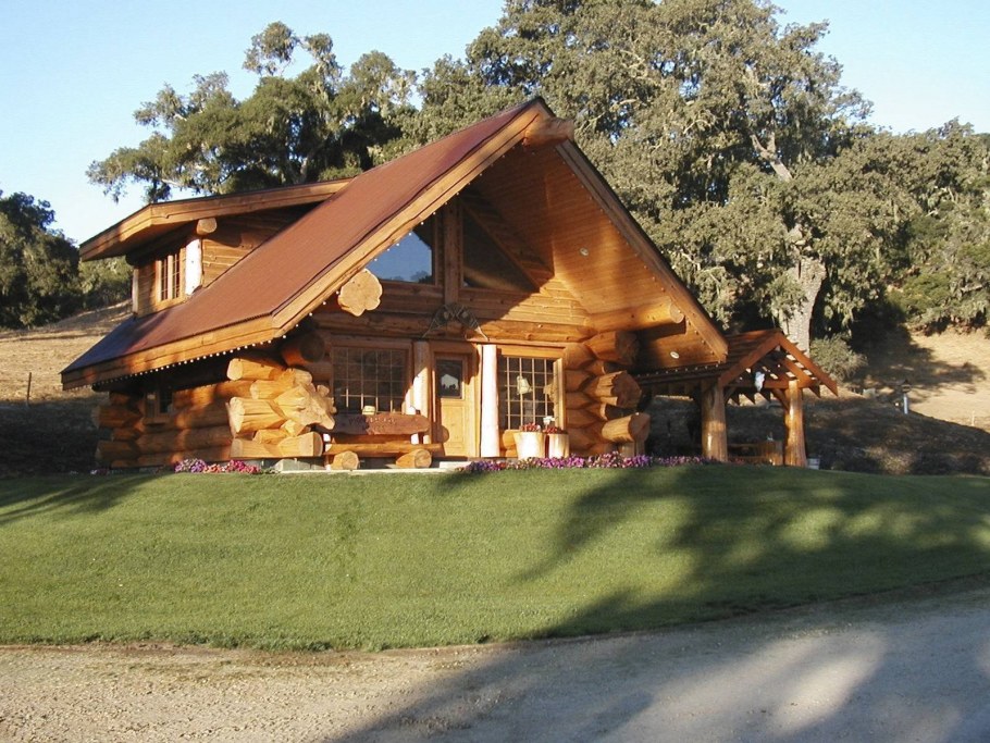 Пайнирз дома из оцилиндрованного Канада