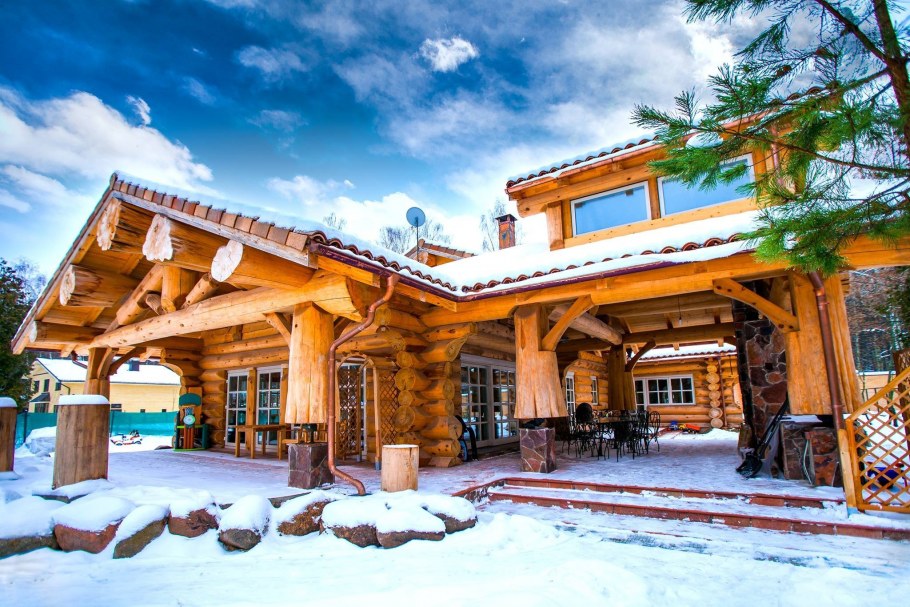 Загородный особняк из канадского кедра