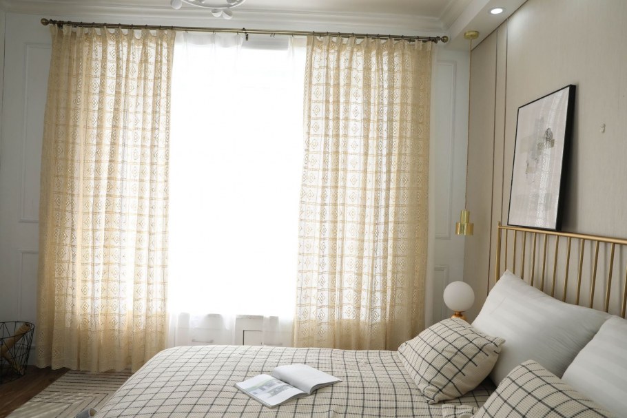 Высокие окна в интерьере