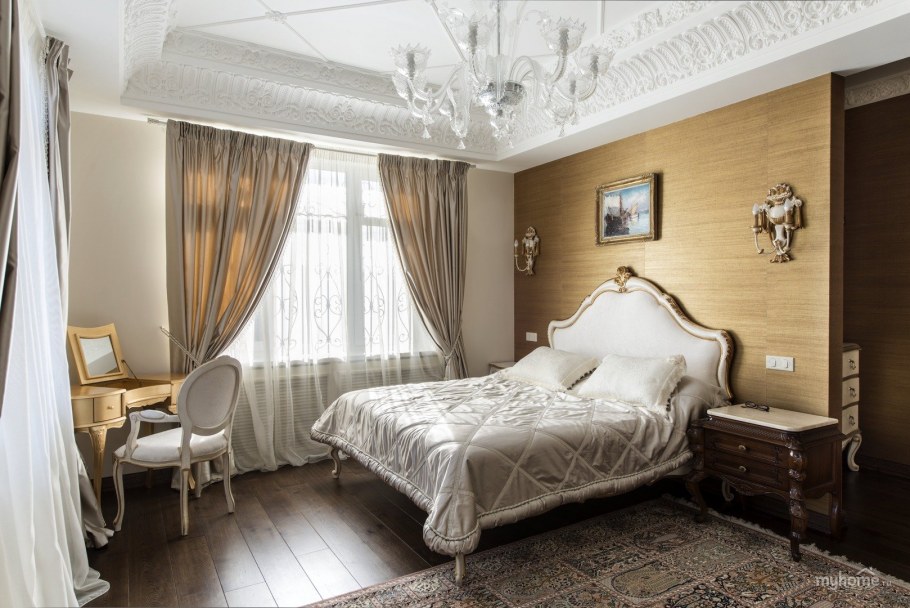 Лепнина на потолке в спальне