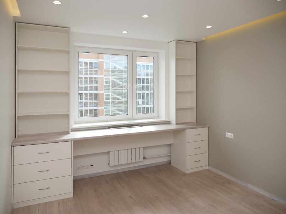 Шкаф около окна в спальне