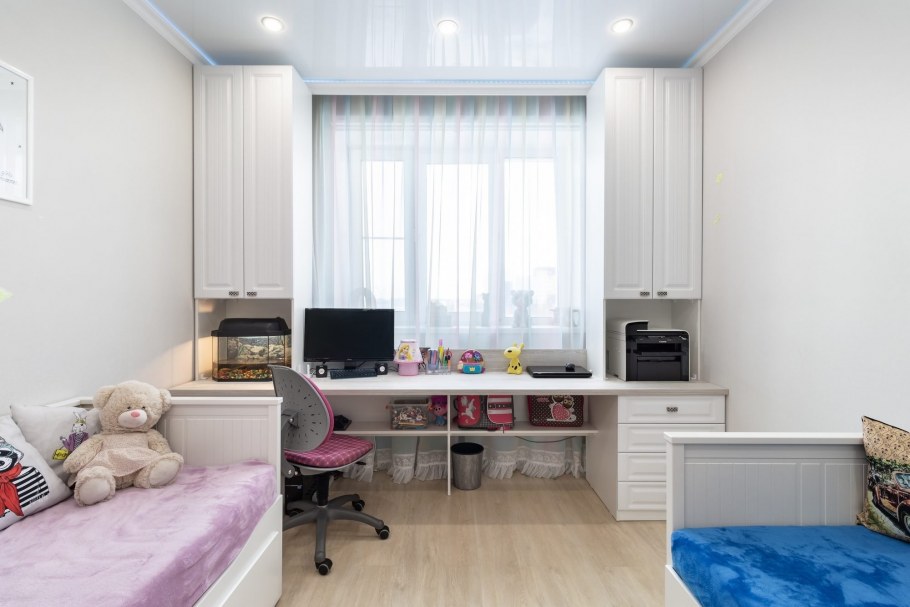 Стол вдоль окна