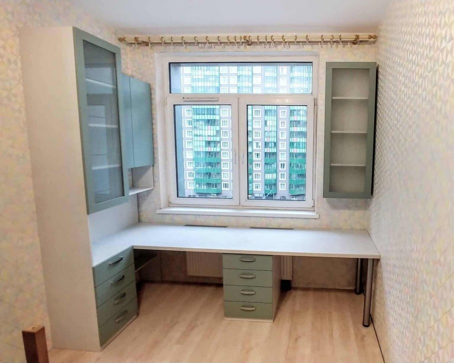 Стол у окна