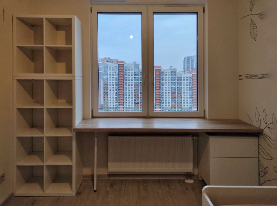 Шкаф у окна в детской