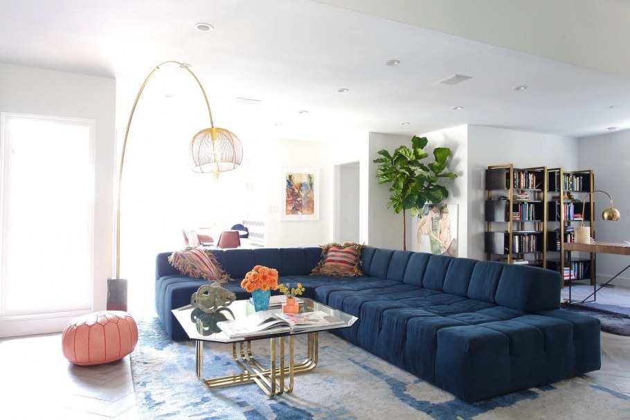Современная гостиная с синим диваном