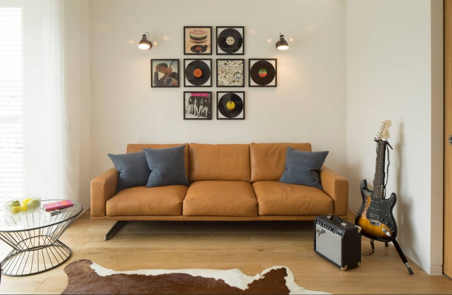 Рыжий диван в интерьере