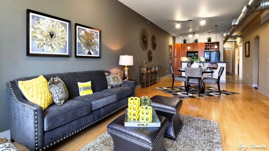 Серый диван в интерьере гостиной