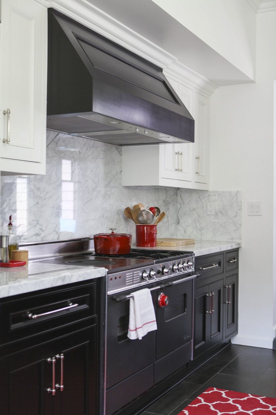 Белый кухонный гарнитур с черной плитой