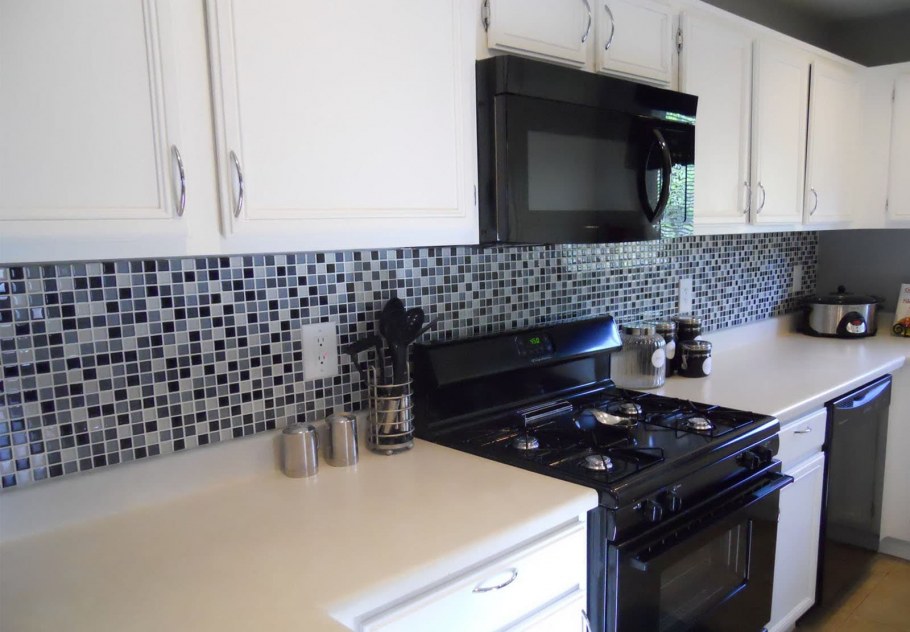 Серо красно черная кухня маленькая