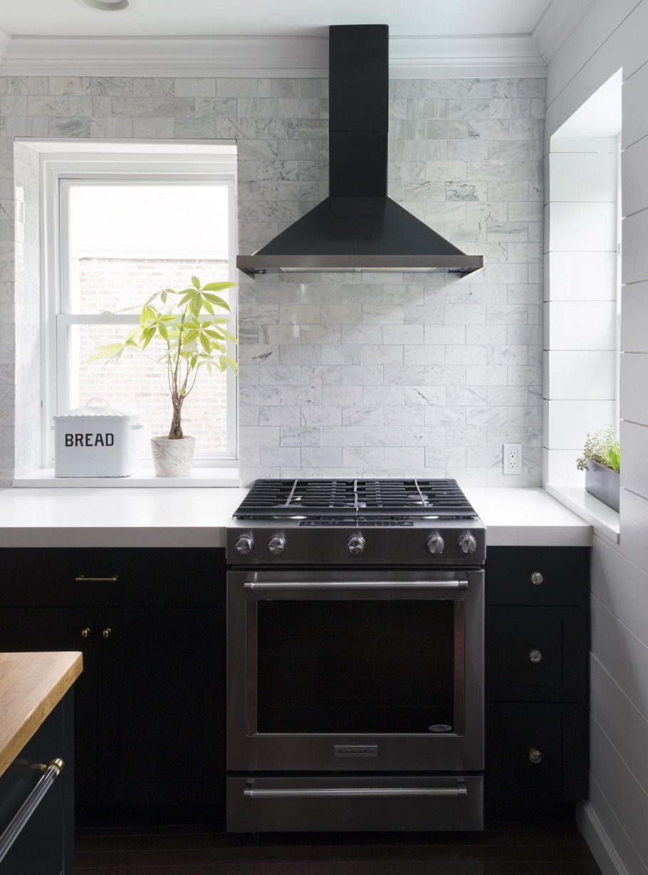 Кухня с черной плитой