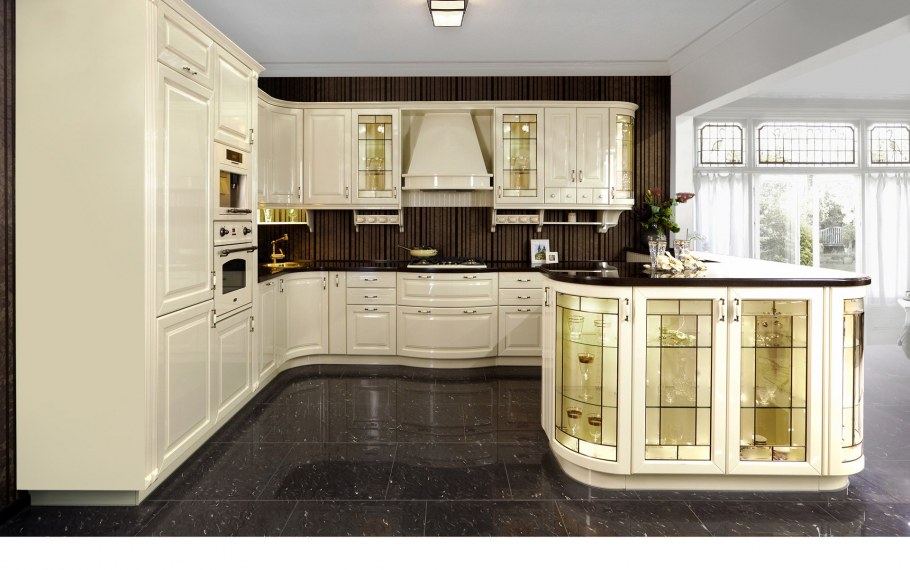 Светлая угловая кухня