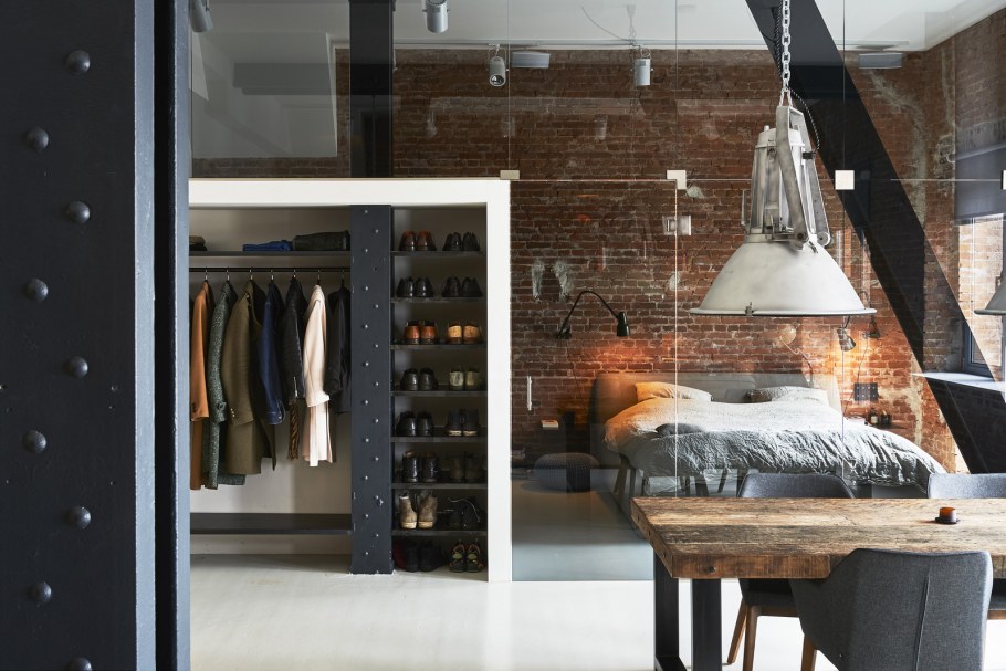 Спальня за стеклом в стиле лофт