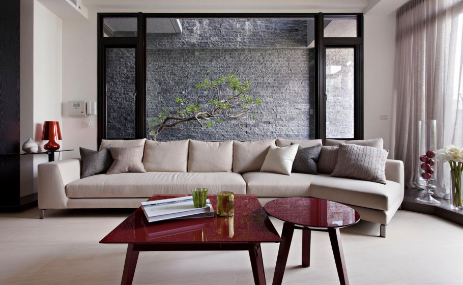 Зеркальное панно в интерьере гостиной