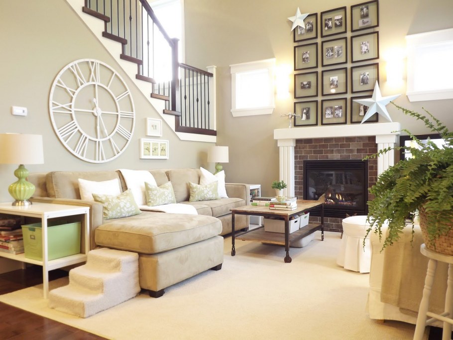 Декор стены в гостиной над диваном