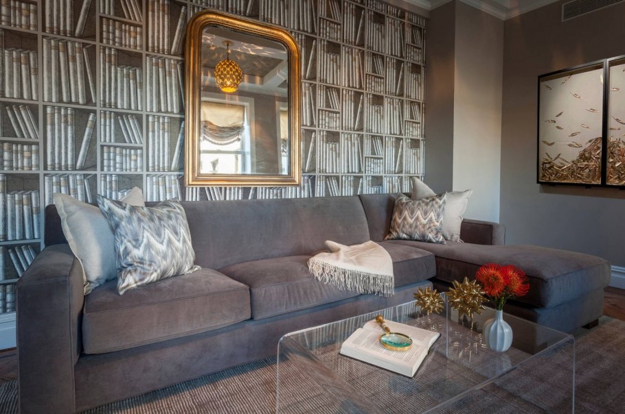 Декор боковой стены за диваном