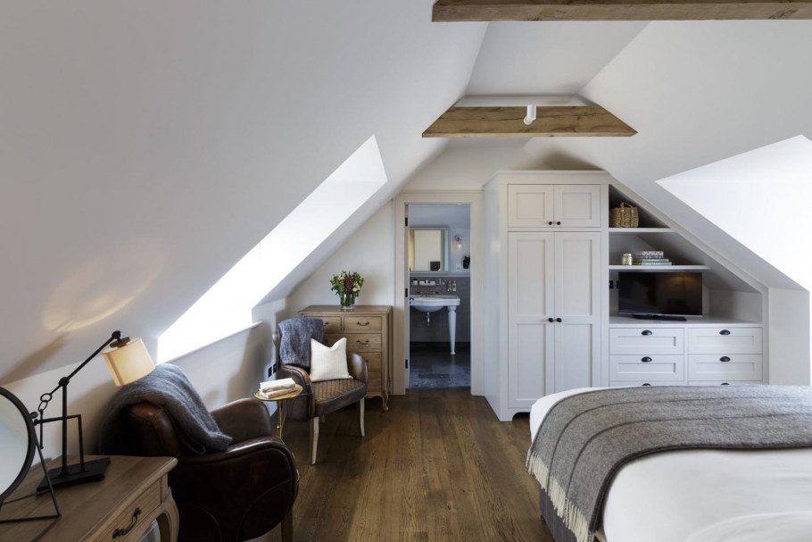 Спальня в мансарде с высокими потолками