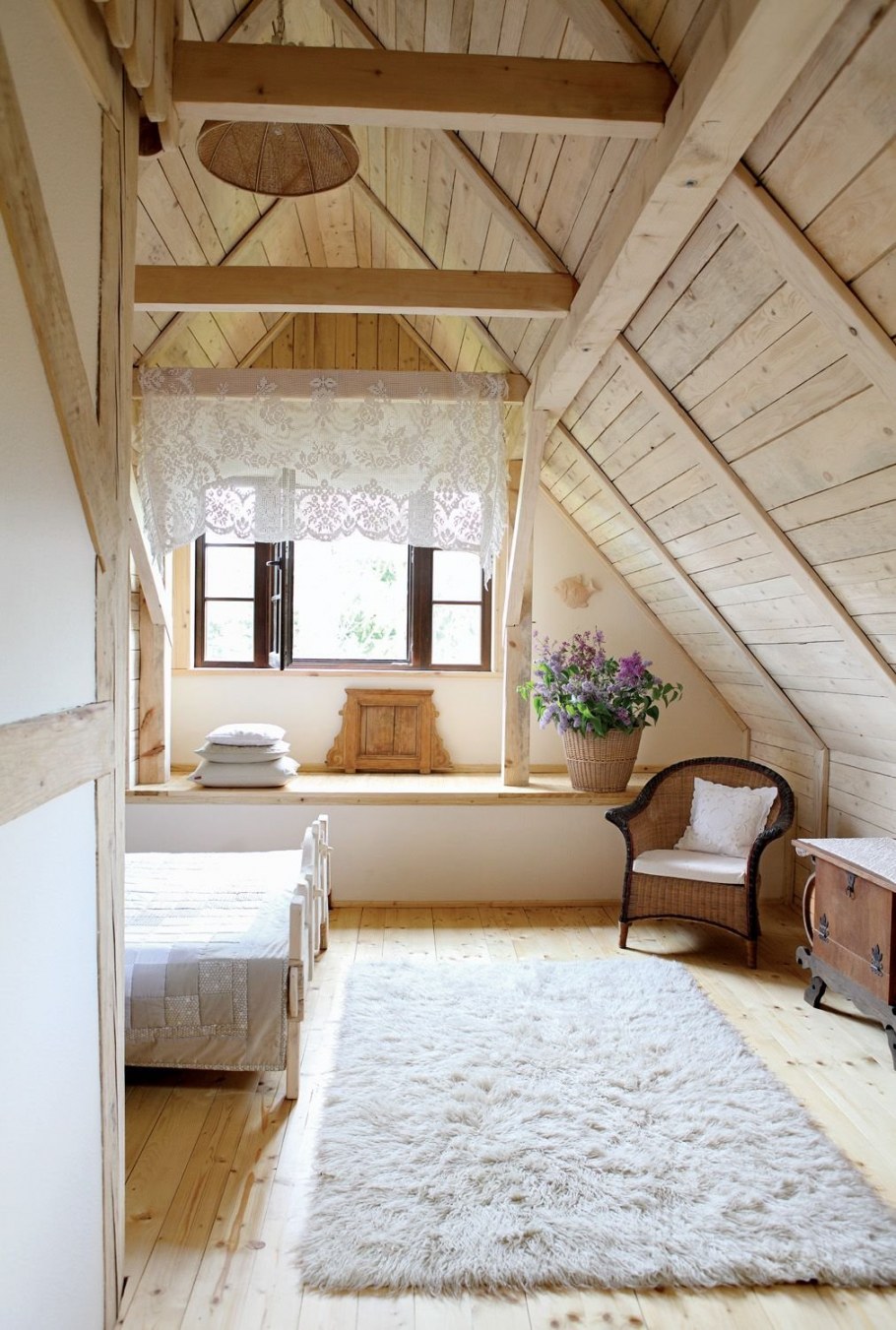 Спальня на мансарде в скандинавском стиле