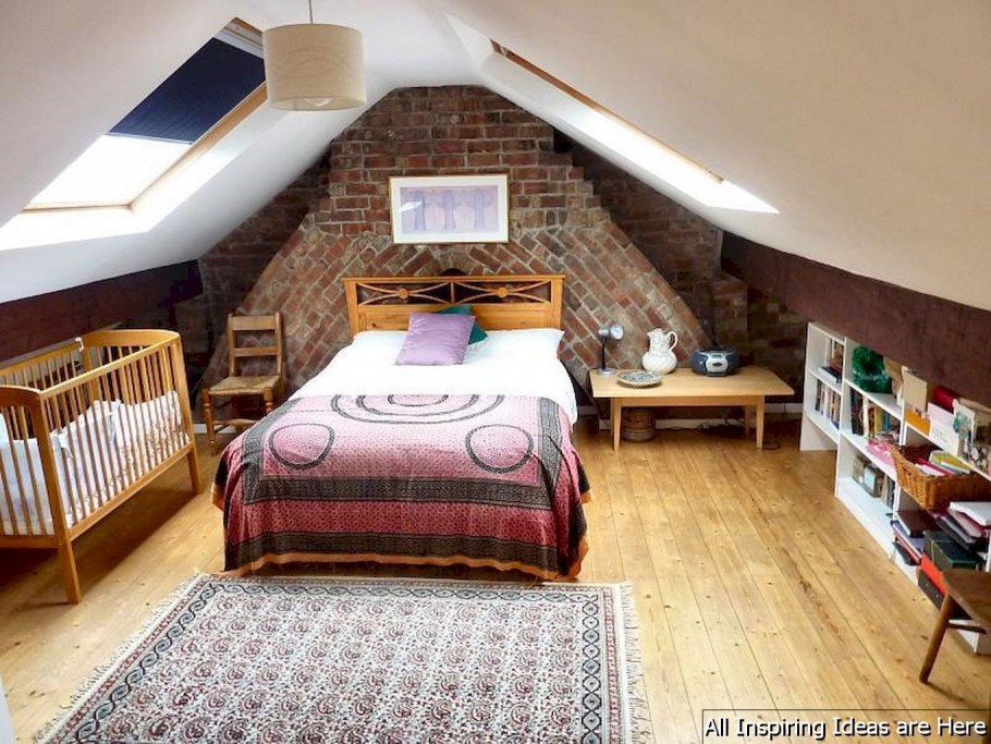 Интерьер спальни на мансардном этаже