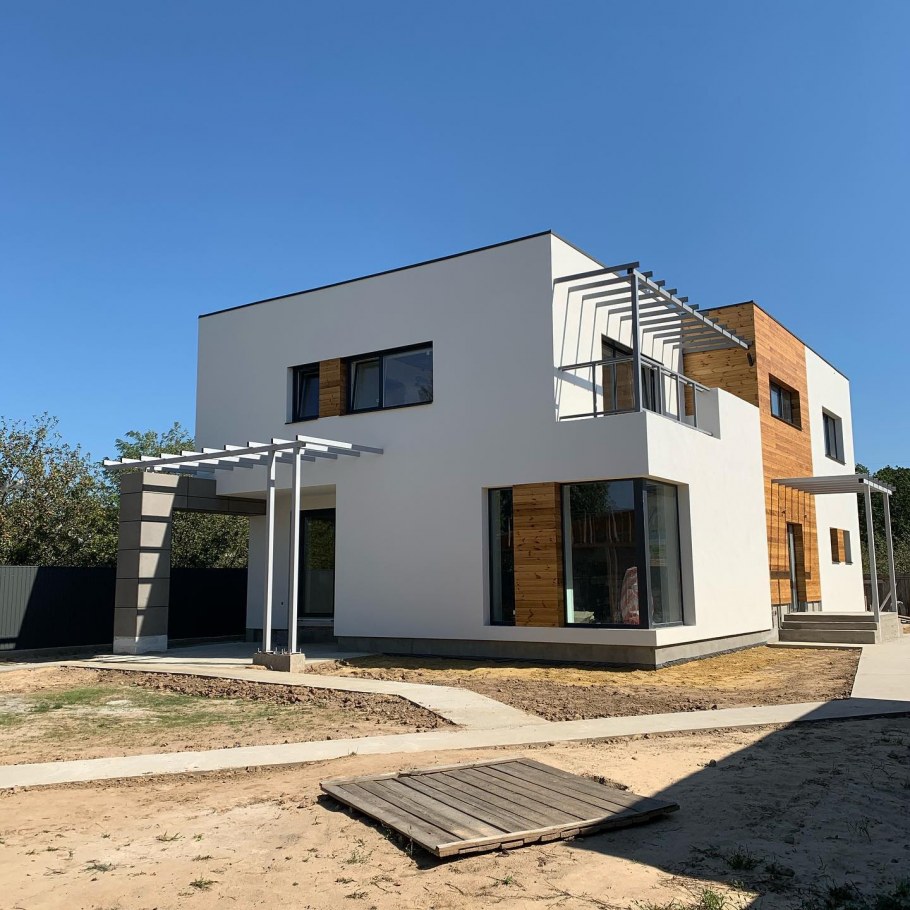 Дом с большими окнами двухэтажный