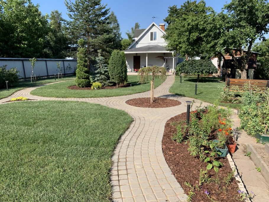 Ландшафт у дома