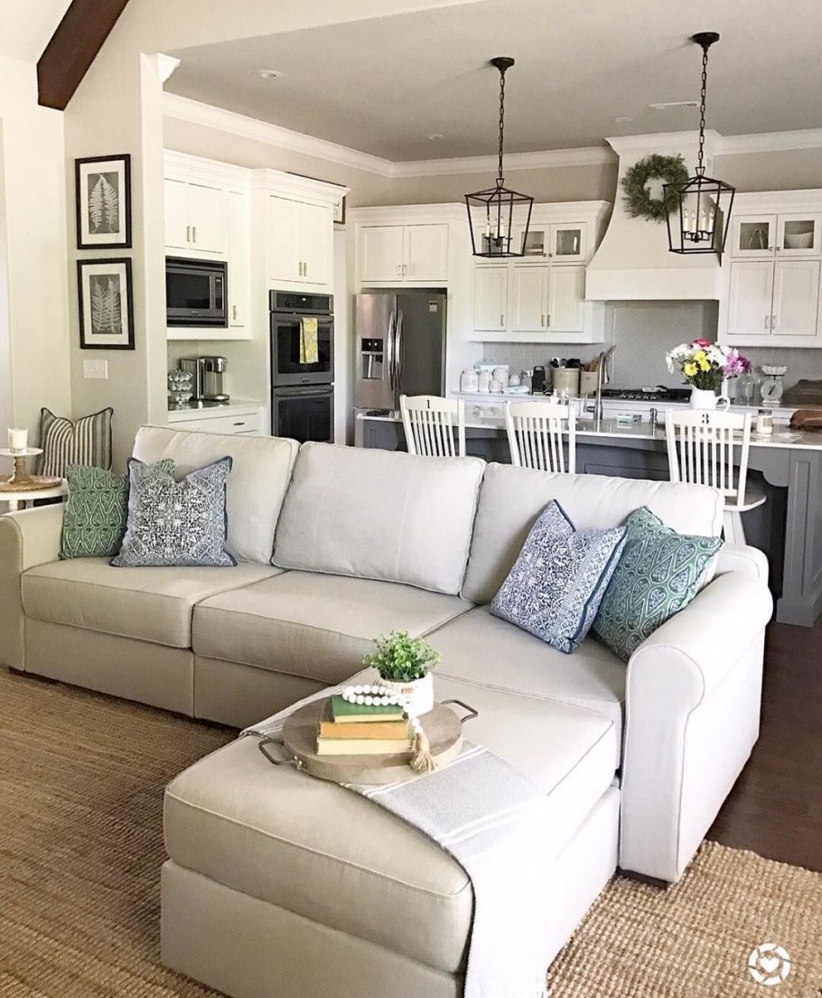 Гостиная с большим столом