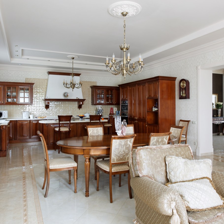 Кухня и столовая в частном доме в стиле Неоклассика