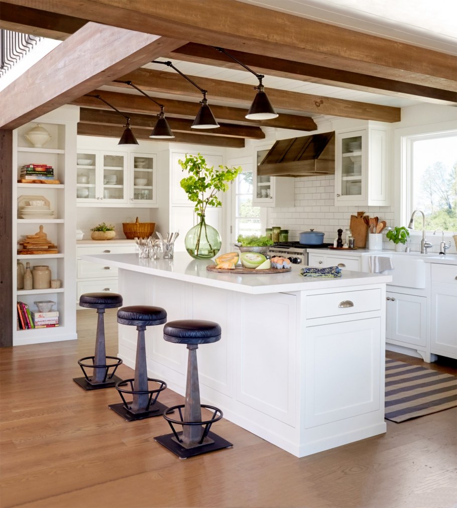 Интерьер кухни с балками
