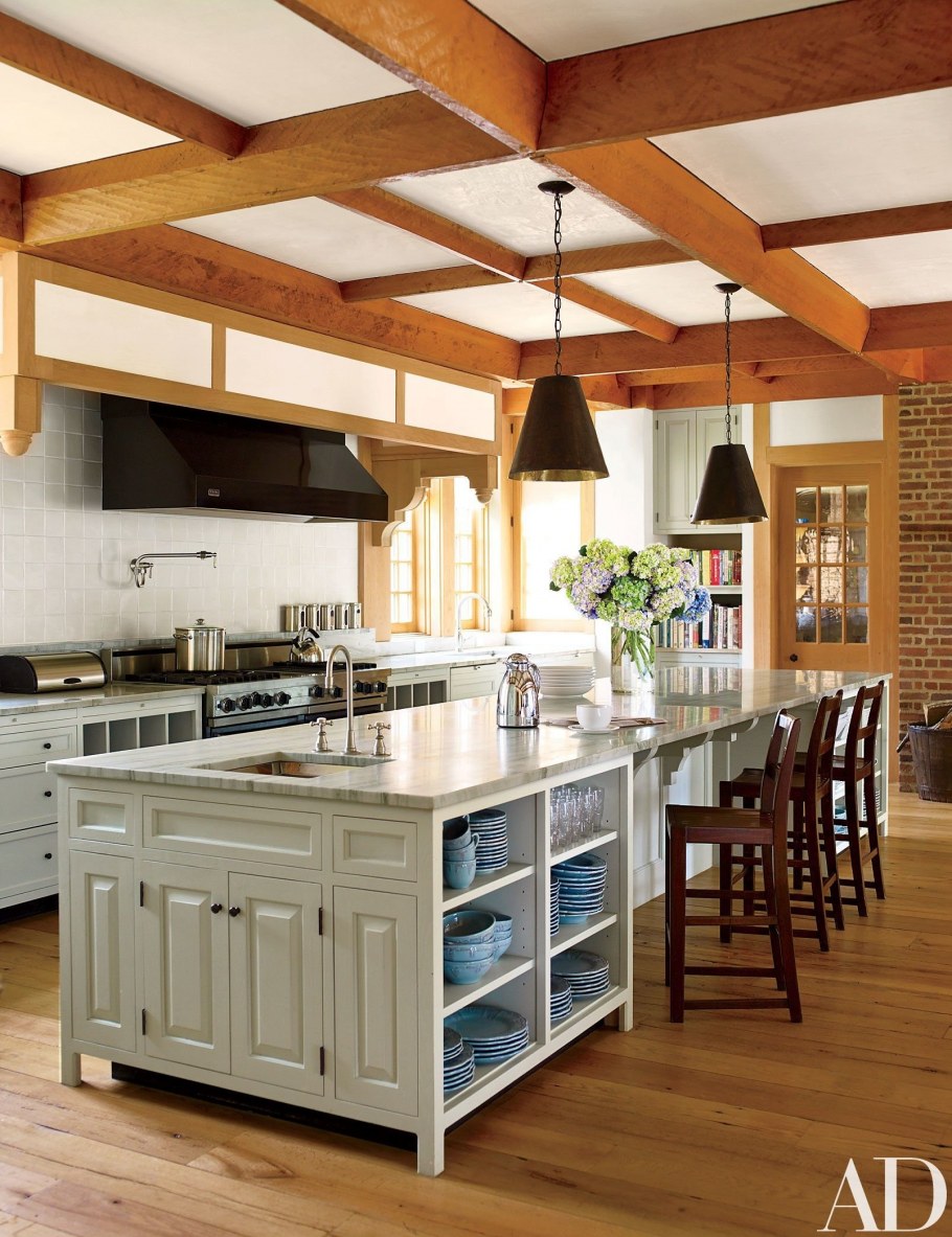 Кухня с деревянными балками