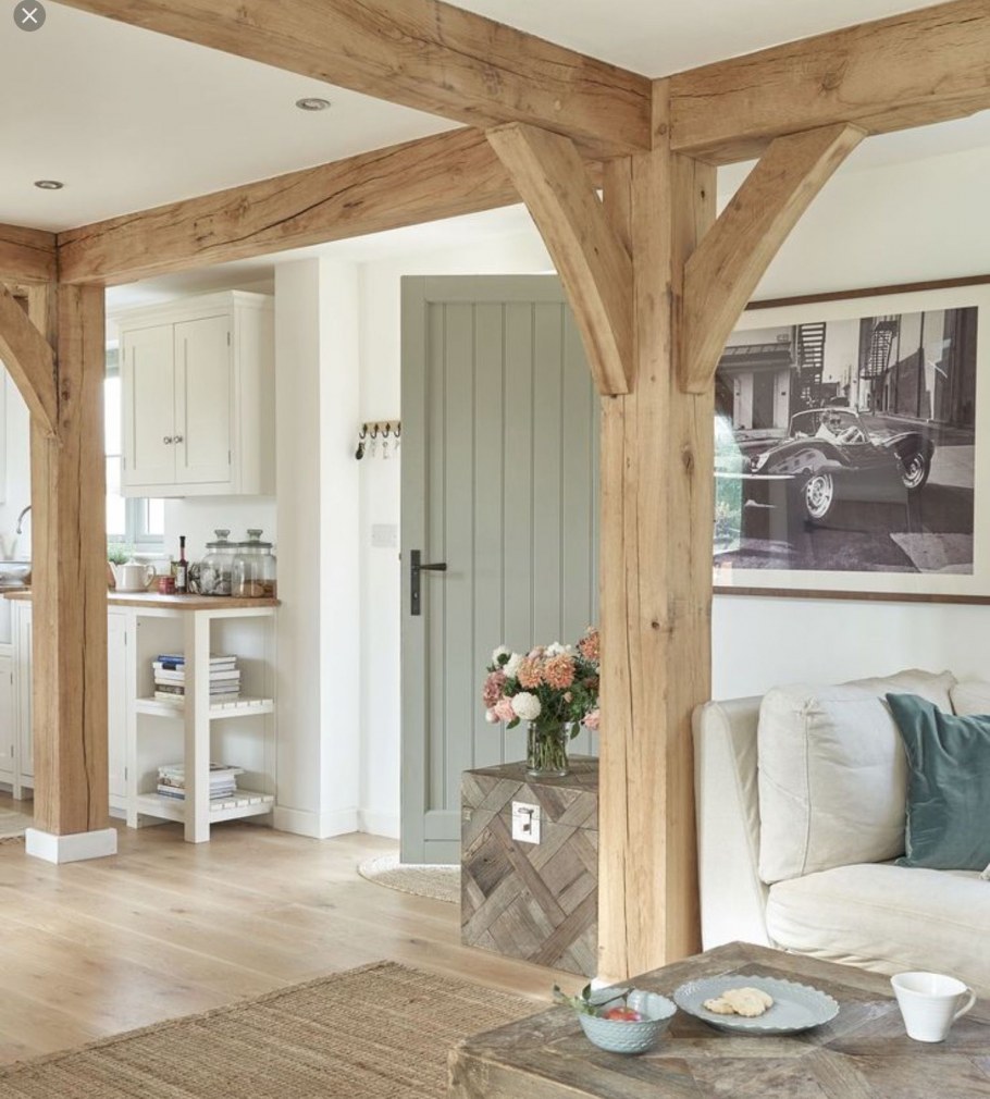 Деревянные колонны в интерьере