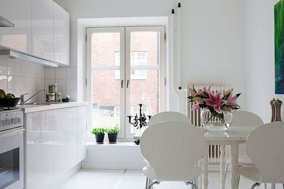 Интерьер маленькой белой кухни