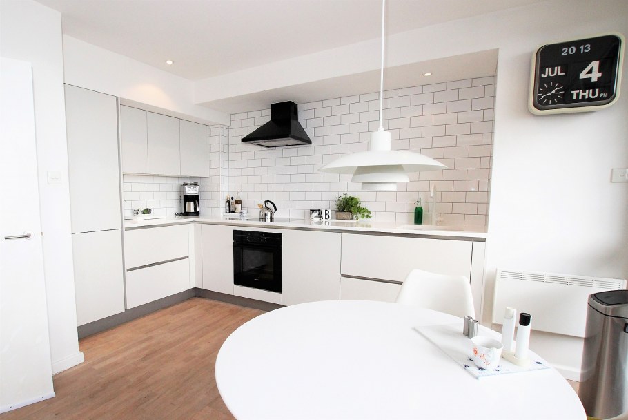 Белая кухня в студии