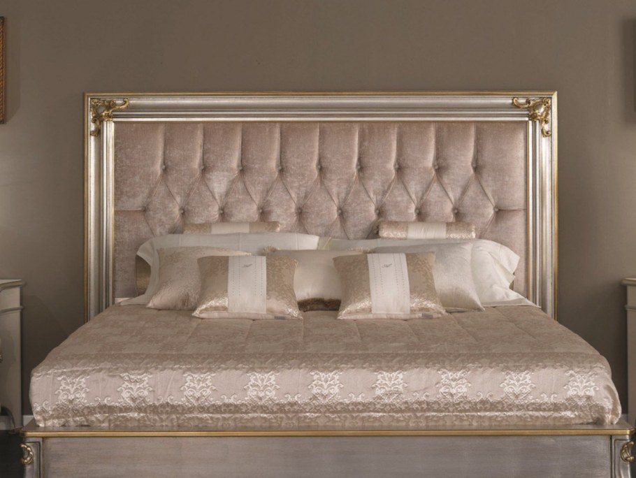 Книжный шкаф в спальне