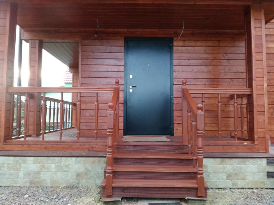 Деревянное крыльцо на металлическом каркасе