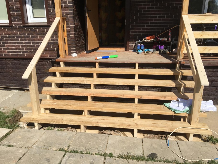 Входные ступеньки в дом