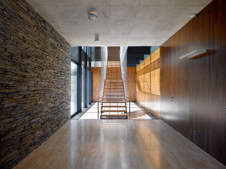 Отделка коридора панелями