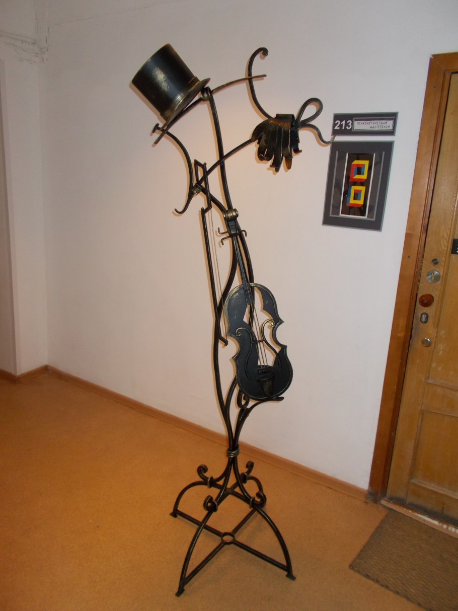 Изящные кованые вешалки напольные