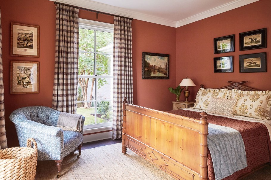 Терракотовый цвет в спальне