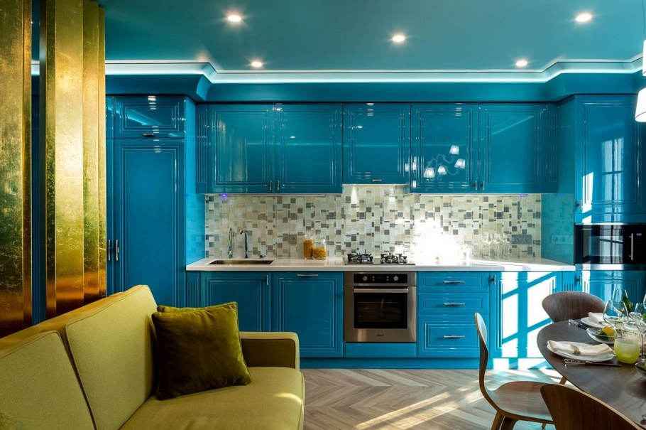 Белая кухня с голубыми акцентами