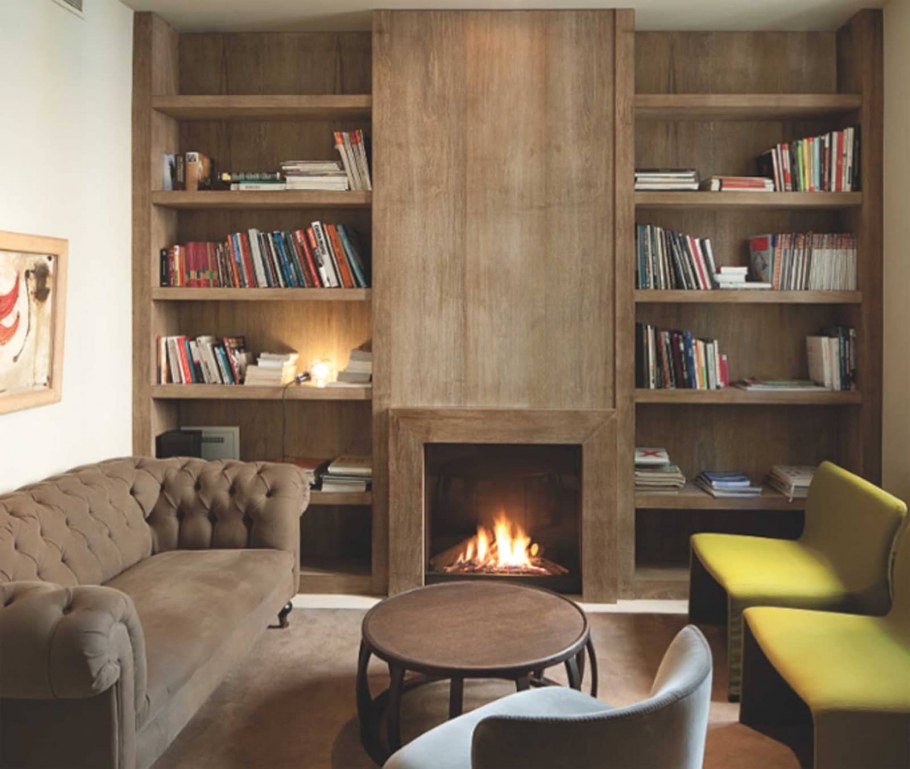 Камин и книжные полки
