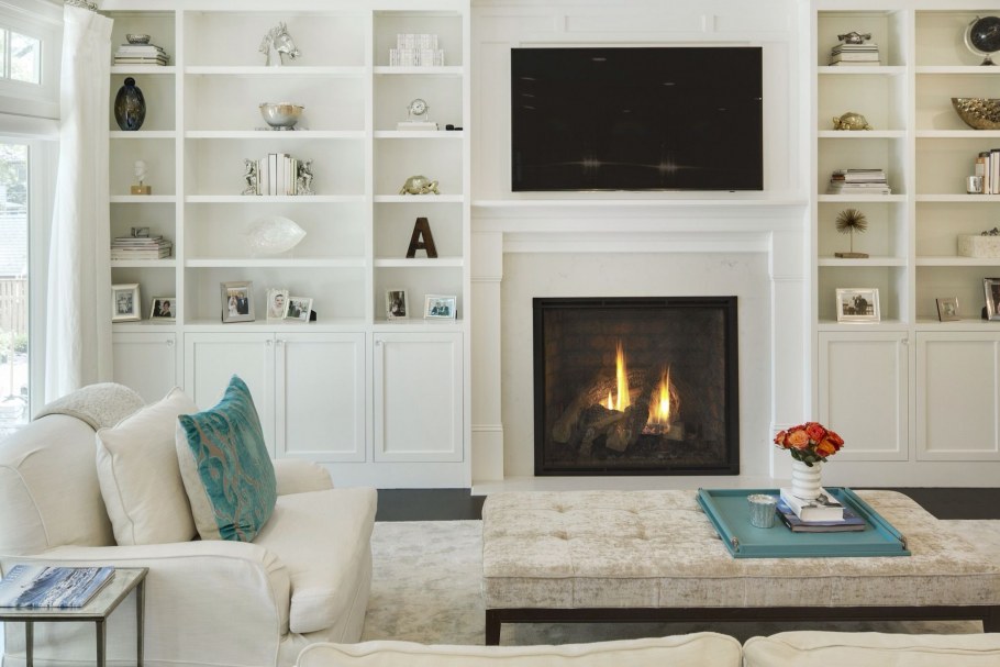 Камин с полками в гостиной