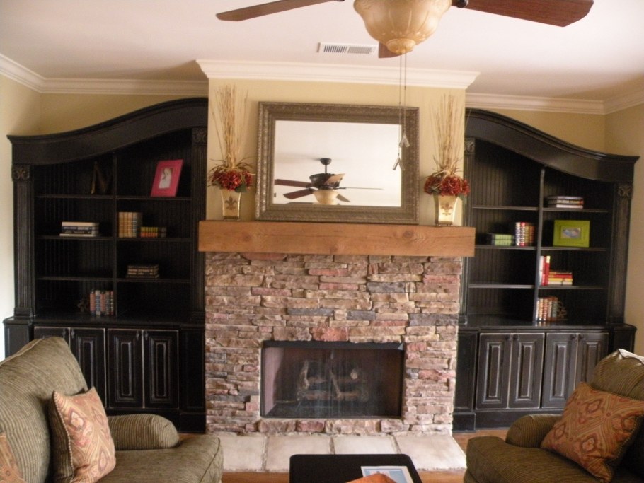 Гостиная с полками и камином