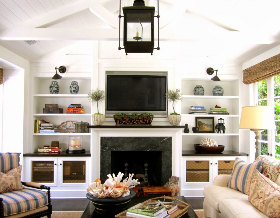 Телевизор с камином по бокам полки